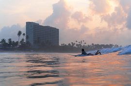 La fille, la plage et l'hôtel sur Ward Jonkman