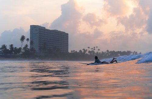 Das Mädchen, der Strand und das Hotel