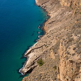 Des falaises abruptes s'élèvent dans le bleu de la Méditerranée sur Adriana Mueller