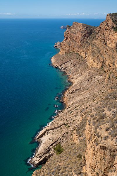 Des falaises abruptes s'élèvent dans le bleu de la Méditerranée par Adriana Mueller