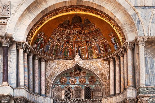 Detail van de San Marco Basiliek aan het San Marcoplein in Venetië
