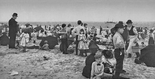 On the beach at Coney Island (black and white) by Vintage Afbeeldingen