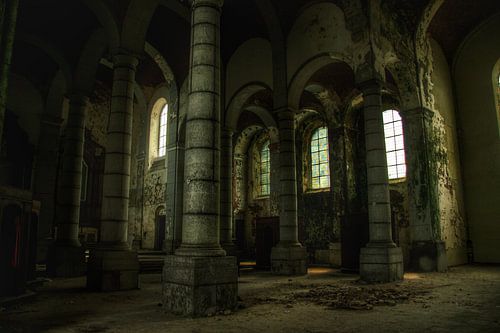 Een verlaten kerk interieur 