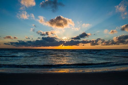 Zonsondergang boven de Noordzee. 