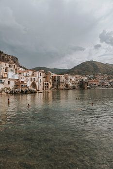 Blick auf die Stadt und das Wasser von Cefalu, Sizilien Italien