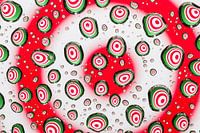 Druppels met psychedelische cirkels in rood, wit en groen