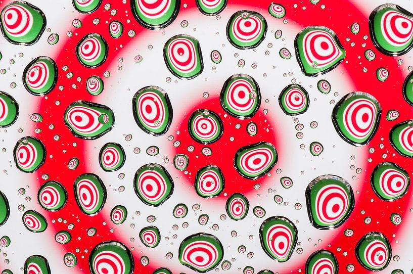 Druppels met psychedelische cirkels in rood, wit en groen von Wijnand Loven