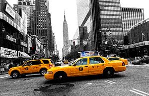 Taxi à New York devant l'Empire State Building sur Marcel Kerdijk