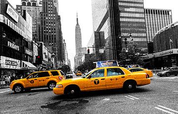 Taxi in New York city voor Empire State Building van Marcel Kerdijk