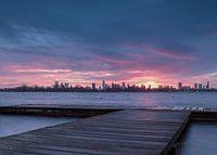 Aanleg steiger aan de kralingse plas na zonsondergang