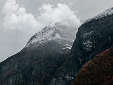 Nuages sur les montagnes norvégiennes sur Anam Nàdar