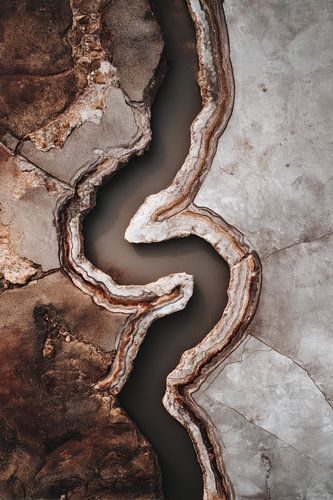 Bruin geopende agaat met witte kristallen als decoratie