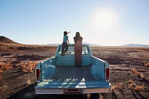 SA12501548 Vrouw en kind op een pick-up truck in de woestijn van BeeldigBeeld Food & Lifestyle