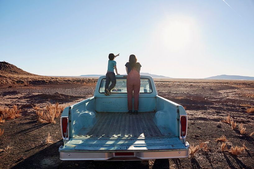 SA12501548 Frau und Kind auf einem Pickup in der Wüste von BeeldigBeeld Food & Lifestyle