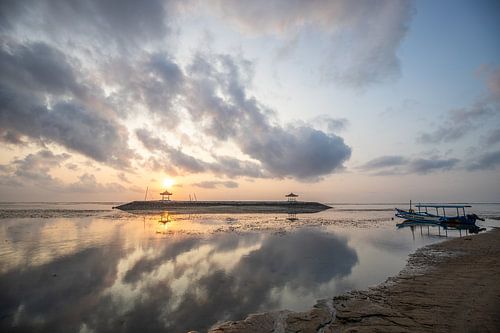 Zonsopgang op Bali, op het zandstrand van Sanur