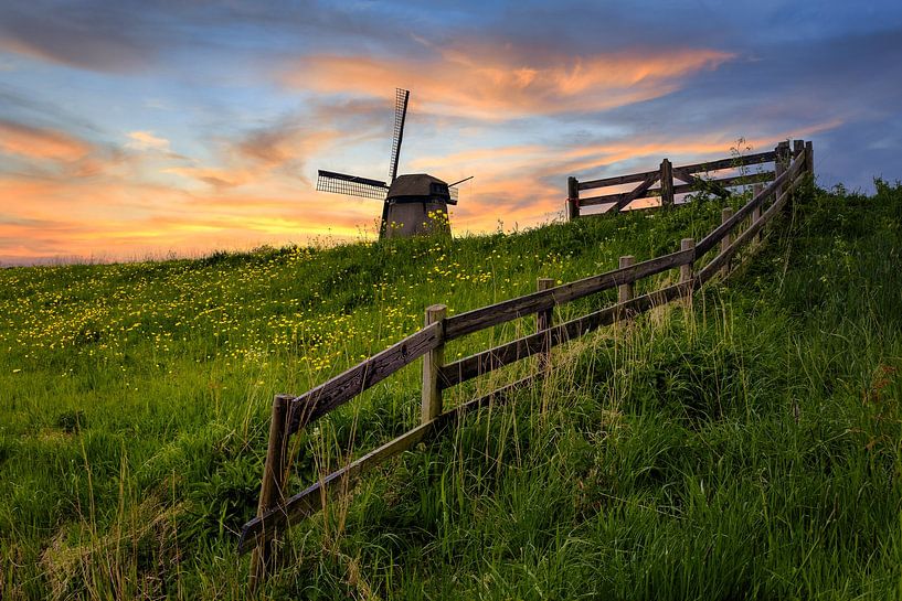 Holländische Mühle mit Zaun bei Sonnenuntergang von Peter Bolman