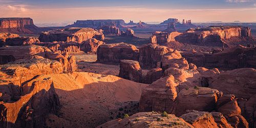 Panorama en zonsopkomst vanaf Hunst Mesa in Monument Valley