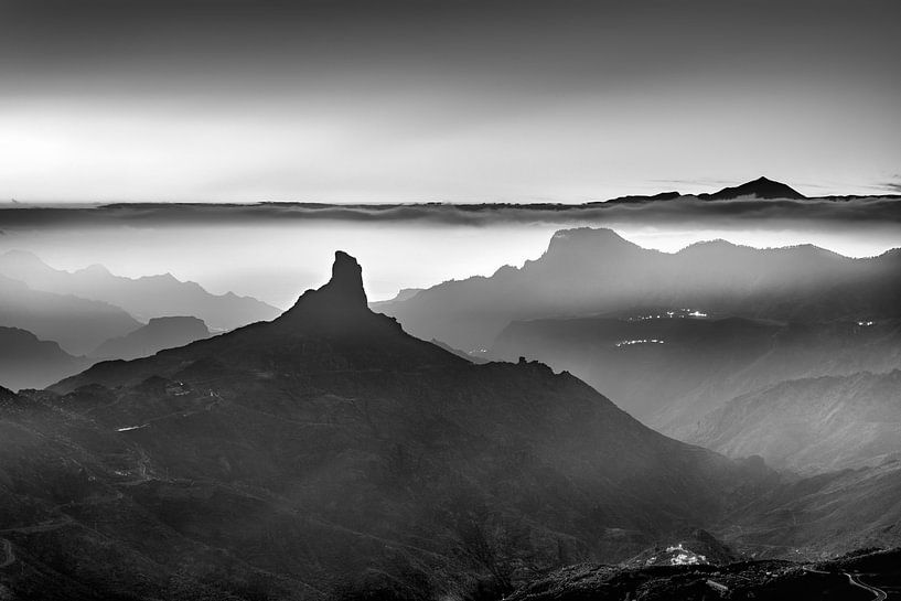 Landschaft auf Gran Canaria zum Sonnenuntergang. Schwarzweiss. von Manfred Voss, Schwarz-weiss Fotografie