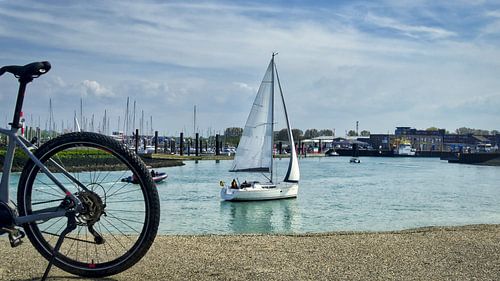 A bicycle and a sailing boat at the harbour