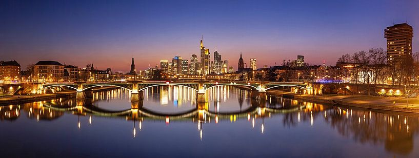 Frankfurt am Main - Skyline Panorama zum Sonnenuntergang von Frank Herrmann