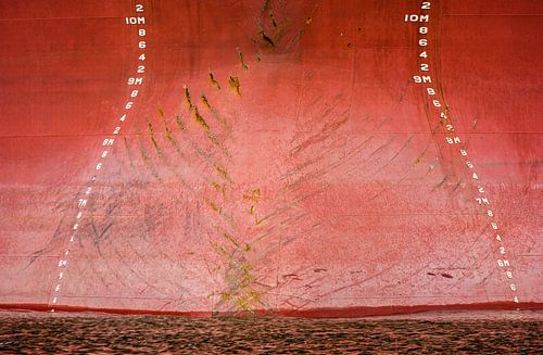 Boeg van het ship in de haven met de ankersporen.