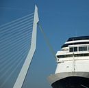 Twee bruggen: Erasmusbrug Rotterdam met brug van een cruiseschip van Margreet van der Voort thumbnail