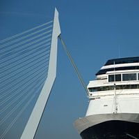Twee bruggen: Erasmusbrug Rotterdam met brug van een cruiseschip