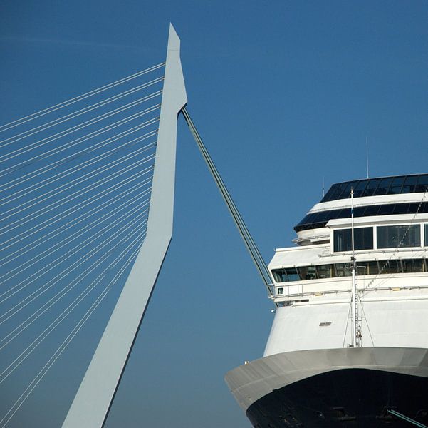 Twee bruggen: Erasmusbrug Rotterdam met brug van een cruiseschip van Margreet van der Voort