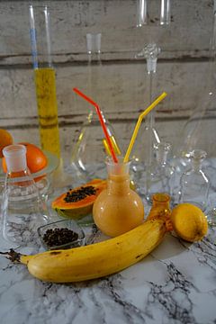 fruit smoothie met gember en rum. kleurrijke cocktails geserveerd in het laboratorium