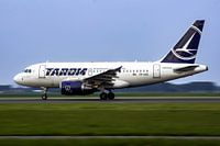 TAROM Airbus A318 raast over landingsbaan op Schiphol