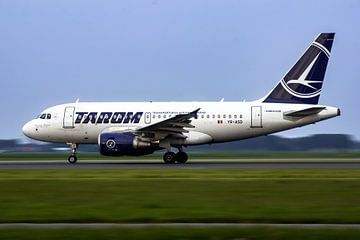 TAROM Airbus A318 raast over landingsbaan op Schiphol van Maxwell Pels