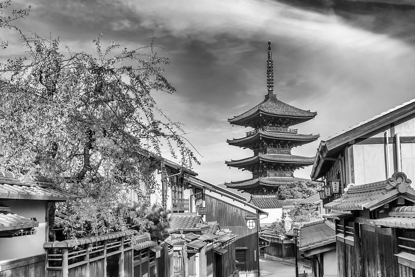 Pagode Yasaka dans le Kyoto historique | monochrome par Melanie Viola