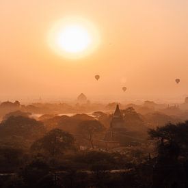 Lever de soleil avec des ballons et des temples à Bagan, Myanmar sur Maartje Kikkert