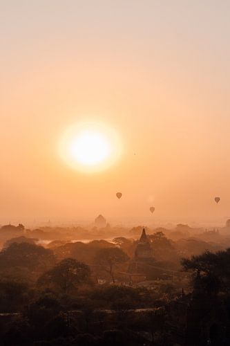 Zonsopkomst met luchtballonnen en tempels in Bagan, Myanmar