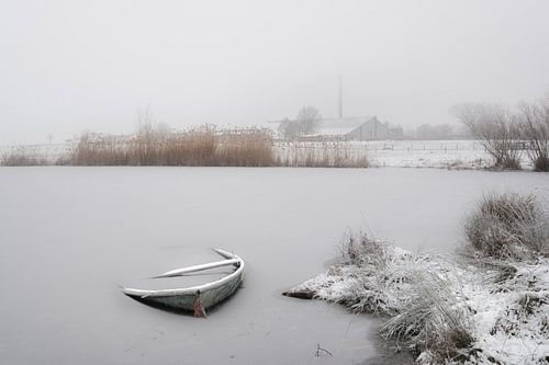 Vastgevroren roeiboot