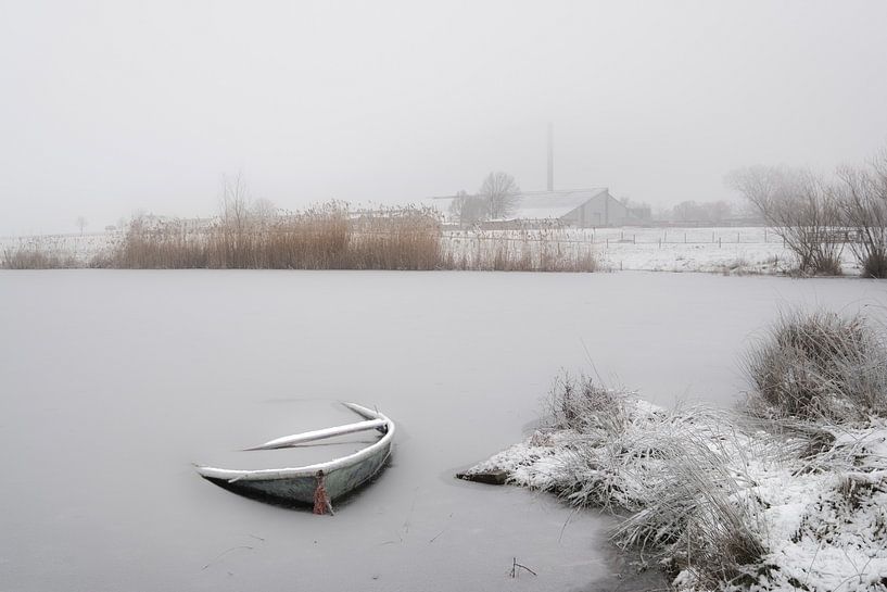 Vastgevroren roeiboot by Moetwil en van Dijk - Fotografie