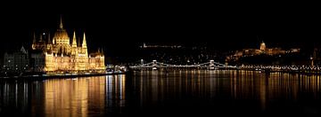 Budapest At Night Panorama van Marika Fugee