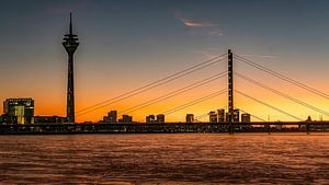 Rhein rheinturm und Rheinbrücke