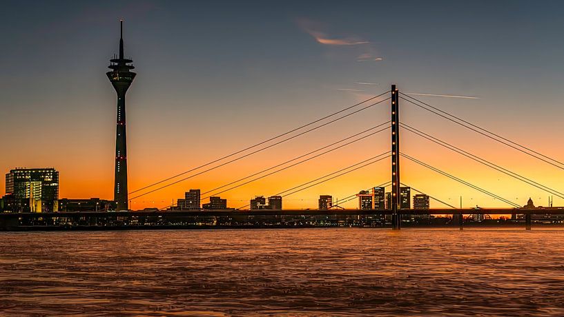 Rhein rheinturm und Rheinbrücke von Dieter Walther