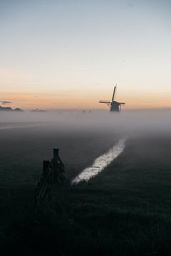 Mistige zonsopgang bij de molenviergang in Aarlanderveen van Stories by Pien