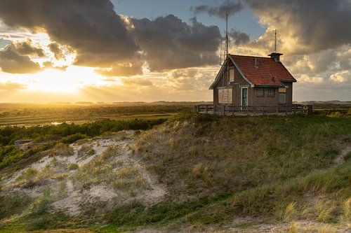 Le poste d'aiguillage et la plage verte de Terschelling au coucher du soleil.