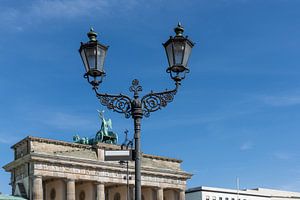 Berlin Brandenburger Tor mit historischer Strassenlaterne