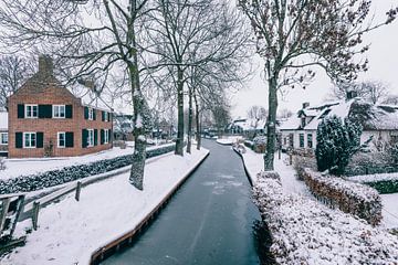 Winter im Dorf Giethoorn mit den berühmten Kanälen von Sjoerd van der Wal