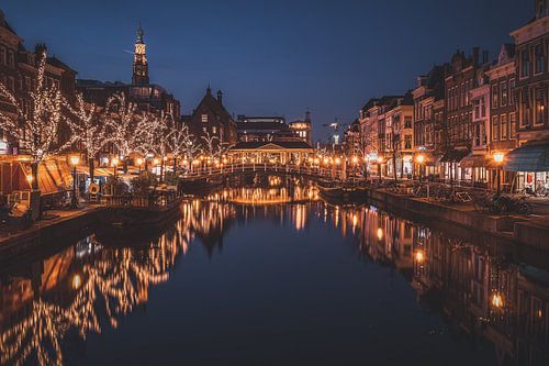 De Nieuwe Rijn in Leiden tijdens het blauwe uur