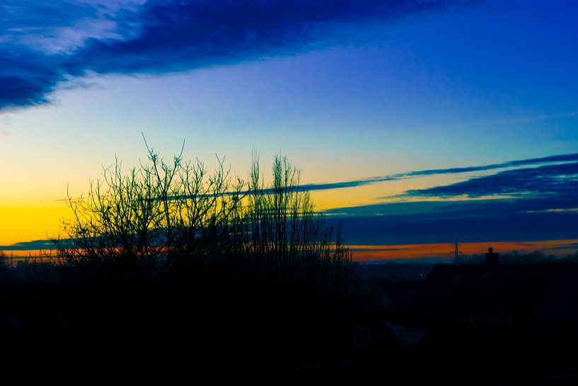 Heure bleue avec ciel bleu au coucher du soleil. par Jolanda de Jong-Jansen