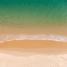 Rustig beeld van een prachtige stuk Portugees strand en groene blauwe zee van Marit Hilarius