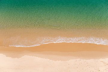 Rustig beeld van een prachtige stuk Portugees strand en groene blauwe zee van Marit Hilarius
