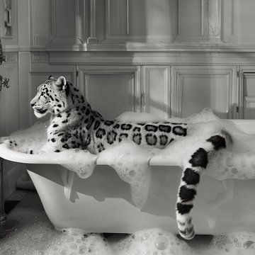 Sneeuwluipaard in bad - Een adembenemende badkamerfoto voor je WC van Felix Brönnimann