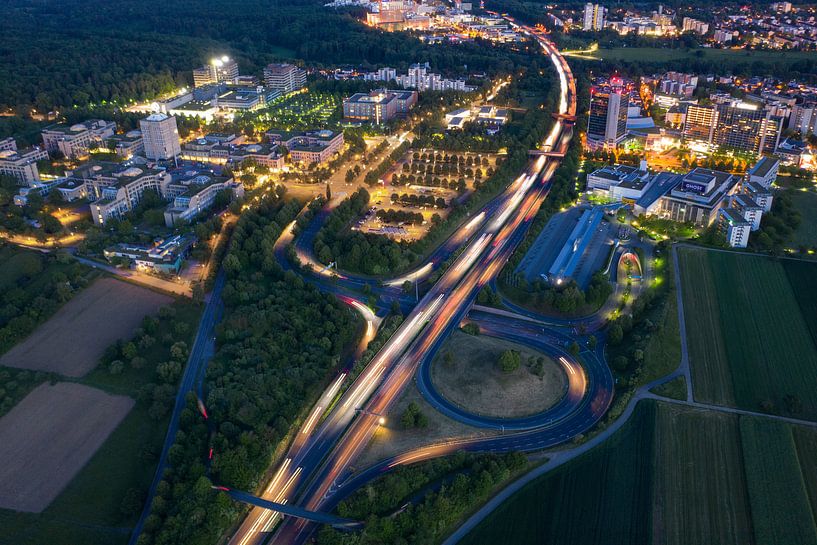 Stuttgart SI Centrum et ancien siège de Daimler - photo aérienne longue exposition par Capture ME Drohnenfotografie