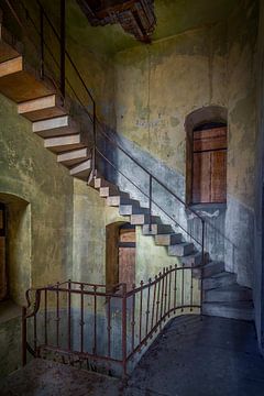 Verlaten trappenhuis van Frans Nijland